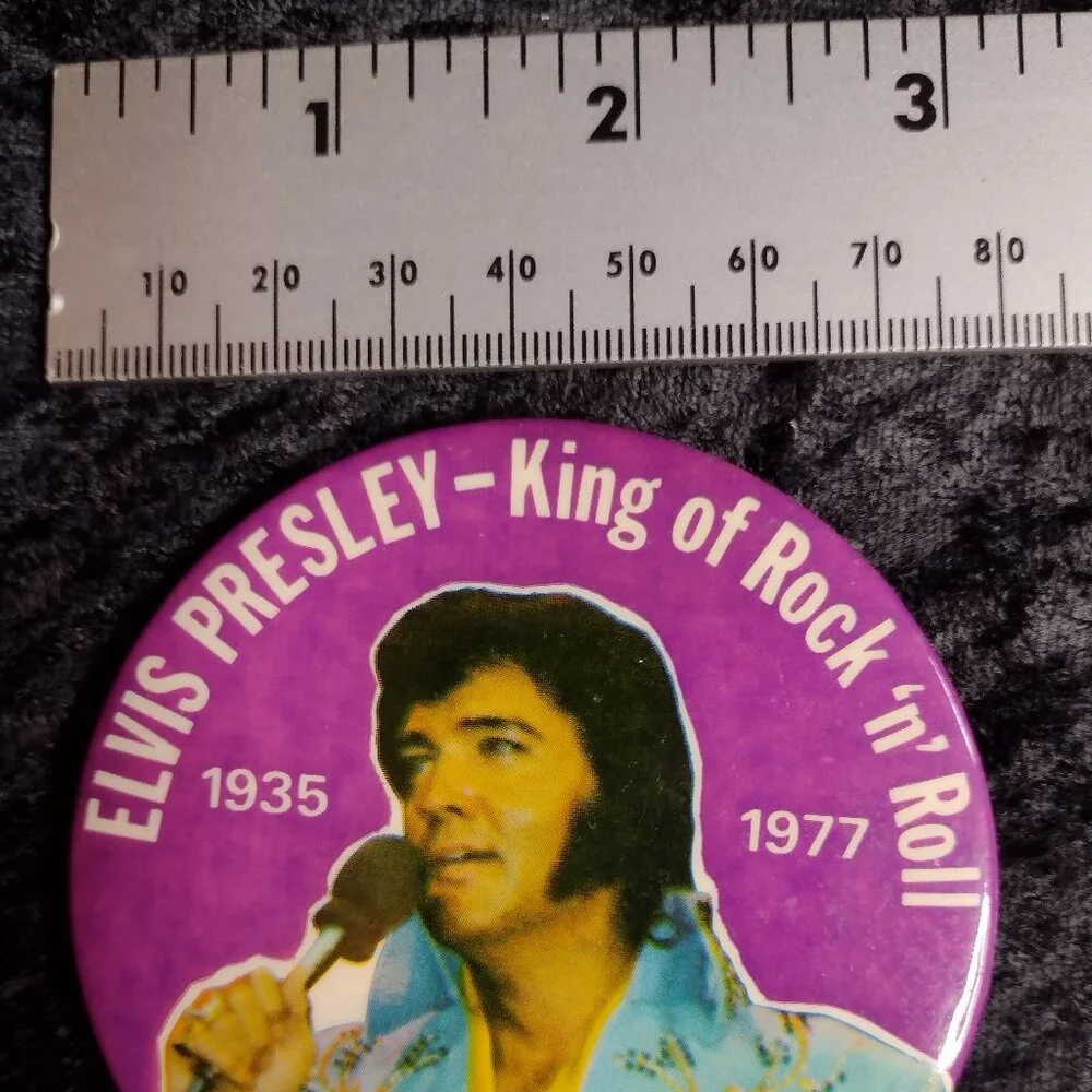 Vintage Vegas Elvis Presley King of Rock‎ n Roll Pin Button Memorial 1935 - 1977